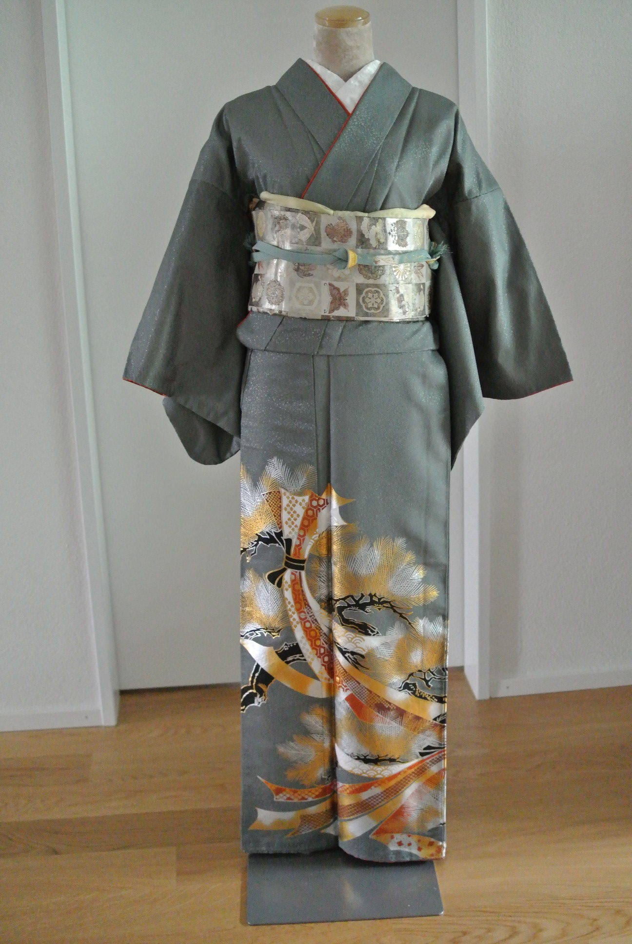 Homongi (H011- grey kimono with a silver obi ) – Kimono & Tea 