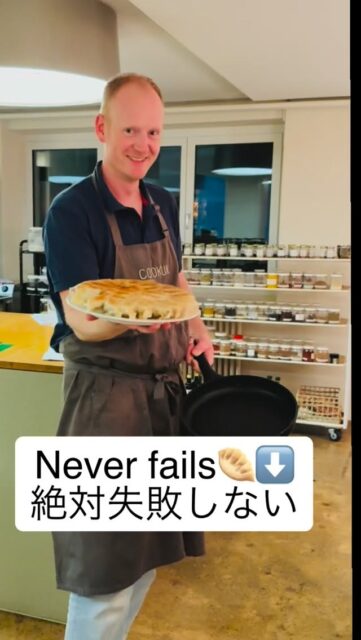 🇬🇧 Never fails.
🇯🇵 絶対失敗しない。
🇩🇪 Funktioniert immer.🇬🇧 Flip only after the water is completely gone.
🇯🇵 水分が完全に飛いてから返す。
🇩🇪 Erst wenden, wenn das Wasser ganz verdampft ist.So much fun 😍 楽しすぎ！🇬🇧 Learn this LIVE in our collaboration classes with @cookuk_kochatelier ✨🇩🇪 Lerne das LIVE in unseren Kochkursen mit @cookuk_kochatelier ✨🇬🇧 📅 Aug 26 – Street Food Class
🇯🇵 📅 8月26日 – ストリートフード教室
🇩🇪 📅 26.08 – Street Food Kurs🇬🇧 📅 Nov 4 – Ramen Class
🇯🇵 📅 11月4日 – ラーメン教室
🇩🇪 📅 04.11 – Ramen KursHow to Flip Crispy-winged Gyoza
羽根付き餃子の裏返し方
Gyoza perfekt wenden1️⃣
🇬🇧 Pour water with flour
🇯🇵 小麦粉を溶いた水を注ぐ
🇩🇪 Wasser mit Mehl über die Gyoza gießen2️⃣
🇬🇧 Cover with a lid and steam
🇯🇵 蓋をして蒸し焼き
🇩🇪 Mit Deckel dämpfen3️⃣
🇬🇧 Remove the lid when water is gone
🇯🇵 水分が完全に飛いたら蓋を外す
🇩🇪 Deckel abnehmen, wenn das Wasser verdampft ist4️⃣
🇬🇧 Shake the pan gently
🇯🇵 フライパンをやさしく揺する
🇩🇪 Pfanne leicht schütteln5️⃣
🇬🇧 Plate on & flip!
🇯🇵 少し小さめのお皿で一気に！
🇩🇪 Teller auflegen und umdrehen!⸻📏
🇬🇧 150 ml water + 1 tsp flour
🇯🇵 水150ml＋小さじ1杯の小麦粉
🇩🇪 150 ml Wasser + 1 TL Mehl✨ Golden crispy wings, every time!👘 Follow @sushi_yoko_kimono
🍣 @sushi_yoko_com
🤝 @cookuk_kochatelier💾 Save this post / 保存してね / Speichern nicht vergessen!#gyoza #zurichfood #japanesecooking #foodworkshop #ramen