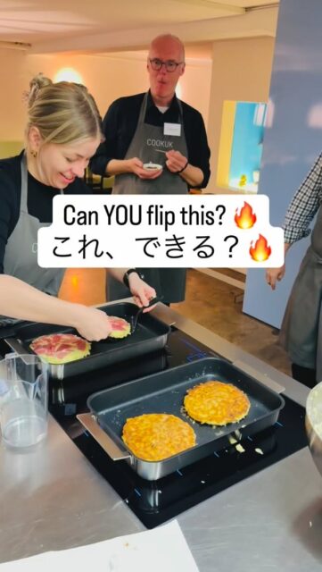 🇩🇪 Kannst DU das wirklich perfekt wenden? 🔥
🇬🇧 Can YOU really flip this perfectly? 🔥
🇯🇵 これ、あなたはうまくひっくり返せますか？🔥🇩🇪 Genau dieser Moment bringt alle zum Lachen und Staunen 😍
🇬🇧 This is the exact moment everyone gets excited 😍
🇯🇵 この瞬間が一番盛り上がるんです😍🇩🇪 Gestern im Okonomiyaki-Kurs: pure Energie, Lachen und Begeisterung!
🇬🇧 Yesterday’s okonomiyaki class was full of energy, laughter and excitement!
🇯🇵 昨日のお好み焼き教室は、笑いと熱気でいっぱいでした！🇩🇪 Schritt für Schritt zum perfekten Street Food:
🇬🇧 Step by step to the perfect Japanese street food:
🇯🇵 一つ一つの工程を楽しみながら仕上げていきます：🇩🇪 Teig verteilen → wenden → Sauce drauf
🇬🇧 Spread → flip → add the sauce
🇯🇵 生地を伸ばして → ひっくり返して → ソースをのせて🇩🇪 Mayo-Speed-Deko → Aonori → Flamme 🔥
🇬🇧 Fast mayo decoration → aonori → torch 🔥
🇯🇵 マヨネーズを秒速でデコ → 青のり → バーナー🔥🇩🇪 Und dann dieser Moment… der erste Biss 😍
🇬🇧 And then… the first bite 😍
🇯🇵 そして一口食べた瞬間…😍🇩🇪 Die meisten hatten es noch nie probiert – und waren sofort begeistert!
🇬🇧 Most tried it for the first time – and instantly loved it!
🇯🇵 初めての方ばかりでしたが、皆さん大絶賛でした！🇩🇪 Dieser Kurs? Sofort AUSGEBUCHT ⚡
🇬🇧 This class? SOLD OUT immediately ⚡
🇯🇵 このクラス？すぐに満席でした⚡🇩🇪 Wenn du dabei sein willst: nächstes Mal sofort buchen!
🇬🇧 If you want in: book early next time!
🇯🇵 次回参加したい方は、すぐにお申し込みを！🇩🇪 Speichern nicht vergessen – sonst verpasst du den nächsten Termin! 📌
🇬🇧 Save this post – or you might miss the next class! 📌
🇯🇵 次回を逃さないために保存しておいてください📌🇩🇪 Nächste Saison: noch mehr Street Food 🔥
🇬🇧 Next season: even more street food 🔥
🇯🇵 来期もストリートフードクラス開催します！🇩🇪 Okonomiyaki ・ Gyoza ・ Frühlingsrollen
🇬🇧 Okonomiyaki ・ Gyoza ・ Spring rolls
🇯🇵 お好み焼き・餃子・春巻き🇩🇪 Folge @cookuk_kochatelier – sonst verpasst du es 👀
🇬🇧 Follow @cookuk_kochatelier – don’t miss out 👀
🇯🇵 @cookuk_kochatelier をフォローして見逃さないで👀 sauce @otafuku_sauce @otafuku_global#okonomiyaki #japanesestreetfood #cookingclass #otafukusauce #zurichfood