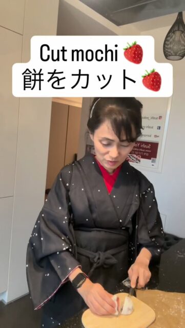 🇩🇪 Wussten Sie das? So trinkt man Matcha richtig 🍵
🇬🇧 Did you know? This is how to drink matcha properly 🍵
🇯🇵 知らないとちょっと恥ずかしい？🍵 抹茶のいただき方 🇯🇵🇩🇪 Erdbeer-Daifuku aufschneiden 🍓
🇬🇧 Cut open strawberry daifuku 🍓
🇯🇵 いちご大福をカット🍓🇩🇪 Den süßen Moment genießen
🇬🇧 Enjoy the sweet moment
🇯🇵 甘さを楽しんで🇩🇪 Mit der rechten Hand nehmen
🇬🇧 Take the bowl with your right hand
🇯🇵 右手で取り🇩🇪 Auf die linke Hand legen
🇬🇧 Place it on your left hand
🇯🇵 左手にのせます🇩🇪 Einen Moment der Dankbarkeit
🇬🇧 Take a moment of gratitude
🇯🇵 感謝の気持ちを込めて🇩🇪 Von 6 Uhr auf 9 Uhr drehen
🇬🇧 Turn from 6 to 9 o’clock
🇯🇵 6時から9時へ回します🇩🇪 In 3,5 Schlucken trinken
🇬🇧 Drink in 3.5 sips
🇯🇵 3回半でいただきます🇩🇪 Letzter Schluck mit leichtem Geräusch
🇬🇧 Last sip with a gentle sound
🇯🇵 最後は音を立てて🇩🇪 4. April – Japan Food Fest Zürich 🍵
🇬🇧 April 4 – Japan Food Fest Zurich 🍵
🇯🇵 4月4日 Japan Food Fest Zürich 🍵🇩🇪 15:00 Karaoke & Janken auf der Bühne
🇬🇧 15:00 Karaoke & Janken on stage
🇯🇵 15:00 カラオケとじゃんけん大会🇩🇪 15:30 Matcha & Mochi Workshop
🇬🇧 15:30 Matcha & Mochi Workshop
🇯🇵 15:30 抹茶ともちワークショップ📍 Halle 550 (neben Bahnhof Zürich Oerlikon)🇩🇪 Tagesablauf
Mittagessen → Bühne → Workshop → Abendessen
🇬🇧 Schedule
Lunch → Stage → Workshop → Dinner
🇯🇵 当日の流れ
ランチ → ステージ → ワークショップ → 晩ご飯🇩🇪 Plätze sind begrenzt
🇬🇧 Seats are limited
🇯🇵 席数に限りがあります🇩🇪 Anmeldung über den Link im Profil @sushi_yoko_com
🇬🇧 Register via link in bio @sushi_yoko_com
🇯🇵 プロフィールリンクから予約できます @sushi_yoko_comEvent @japanfoodfest.ch
Venue @halle_550#matcha #teeceremony #wagashi #japaneseculture #zurichevents