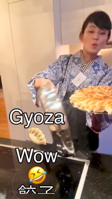 So much fun😍楽しすぎ🥟 How to Flip Crispy-winged Gyoza – 羽根付き餃子の裏返し方 – Wie man Gyoza mit knusprigen Flügeln perfekt wendet
1️⃣ Pour water with flour（小麦粉を溶いた水を注ぐ）→ Wasser mit Mehl über die Gyoza gießen
2️⃣ Cover with a lid and steam（蓋をして蒸し焼き）→ Mit Deckel dämpfen
3️⃣ Remove the lid once the water is gone（水分が飛んだら蓋を外す）→ Deckel abnehmen, wenn das Wasser verdampft ist
4️⃣ Shake the pan gently（やさしくフライパンを揺する）→ Pfanne schütteln – lösen sich die Gyoza?
5️⃣ Place a slightly smaller plate on top and flip!（少し小さめのお皿をのせてひっくり返す！）→ Teller auflegen und umdrehen!
📏 水150mlに対して小さじ1杯の小麦粉で、羽根つき餃子にちょうどいい薄さになります。
1 teaspoon of flour per 150 ml of water gives the perfect thin batter for crispy gyoza wings.
📏 1 TL Mehl auf 150 ml Wasser ergibt die perfekte Konsistenz
✨ Golden crispy wings every time! / カリッと美しい羽根！/ Knusprige goldene Flügel – jedes Mal!
👘 Follow @sushi_yoko_kimono 🍣 and @sushi_yoko_com
💬 Save this post, シェアしてね, und folge für mehr einfache japanische Rezepte!
📌
#gyoza #dumplings #羽根つき餃子 #japanischkochen #japaneserecipes gyozarecipe
sushiyoko sushiyokokimono sushikurs japanischessen レシピ動画 japanischerezepte
easyjapanesecooking 餃子レシピ レシピ保存 kochenmachtspass foodreel kochvideo
winterthur zurichfoodie instarezept 保存必須 簡単レシピ gyozaflip レシピ共有