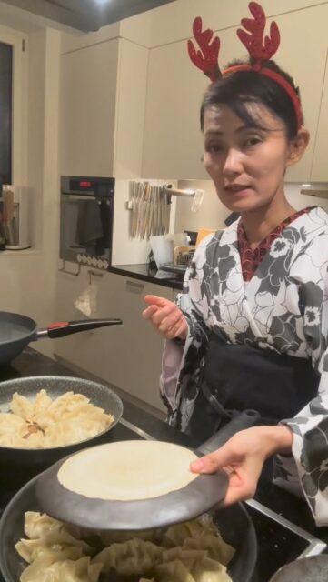 Funny🤣面白すぎ🥟 How to Flip Crispy-winged Gyoza – 羽根付き餃子の裏返し方 – Wie man Gyoza mit knusprigen Flügeln perfekt wendet
1️⃣ Pour water with flour（小麦粉を溶いた水を注ぐ）→ Wasser mit Mehl über die Gyoza gießen
2️⃣ Cover with a lid and steam（蓋をして蒸し焼き）→ Mit Deckel dämpfen
3️⃣ Remove the lid once the water is gone（水分が飛んだら蓋を外す）→ Deckel abnehmen, wenn das Wasser verdampft ist
4️⃣ Shake the pan gently（やさしくフライパンを揺する）→ Pfanne schütteln – lösen sich die Gyoza?
5️⃣ Place a slightly smaller plate on top and flip!（少し小さめのお皿をのせてひっくり返す！）→ Teller auflegen und umdrehen!
📏 水150mlに対して小さじ1杯の小麦粉で、羽根つき餃子にちょうどいい薄さになります。
1 teaspoon of flour per 150 ml of water gives the perfect thin batter for crispy gyoza wings.
📏 1 TL Mehl auf 150 ml Wasser ergibt die perfekte Konsistenz
✨ Golden crispy wings every time! / カリッと美しい羽根！/ Knusprige goldene Flügel – jedes Mal!
👘 Follow @sushi_yoko_kimono 🍣 and @sushi_yoko_com
💬 Save this post, シェアしてね, und folge für mehr einfache japanische Rezepte!
📌
#gyoza #dumplings #羽根つき餃子 #japanischkochen #japaneserecipes #gyozarecipe
#sushiyoko #sushiyokokimono #sushikurs #japanischessen #レシピ動画 #japanischerezepte
#easyjapanesecooking #餃子レシピ #レシピ保存 #kochenmachtspass #foodreel #kochvideo
#winterthur #zurichfoodie #instarezept #保存必須 #簡単レシピ #gyozaflip #レシピ共有
