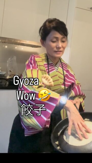 So much fun😍楽しすぎ🥟 How to Flip Crispy-winged Gyoza – 羽根付き餃子の裏返し方 – Wie man Gyoza mit knusprigen Flügeln perfekt wendet
1️⃣ Pour water with flour（小麦粉を溶いた水を注ぐ）→ Wasser mit Mehl über die Gyoza gießen
2️⃣ Cover with a lid and steam（蓋をして蒸し焼き）→ Mit Deckel dämpfen
3️⃣ Remove the lid once the water is gone（水分が飛んだら蓋を外す）→ Deckel abnehmen, wenn das Wasser verdampft ist
4️⃣ Shake the pan gently（やさしくフライパンを揺する）→ Pfanne schütteln – lösen sich die Gyoza?
5️⃣ Place a slightly smaller plate on top and flip!（少し小さめのお皿をのせてひっくり返す！）→ Teller auflegen und umdrehen!
📏 水150mlに対して小さじ1杯の小麦粉で、羽根つき餃子にちょうどいい薄さになります。
1 teaspoon of flour per 150 ml of water gives the perfect thin batter for crispy gyoza wings.
📏 1 TL Mehl auf 150 ml Wasser ergibt die perfekte Konsistenz
✨ Golden crispy wings every time! / カリッと美しい羽根！/ Knusprige goldene Flügel – jedes Mal!
👘 Follow @sushi_yoko_kimono 🍣 and @sushi_yoko_com
💬 Save this post, シェアしてね, und folge für mehr einfache japanische Rezepte!
📌
#gyoza #dumplings #羽根つき餃子 #japanischkochen #japaneserecipes gyozarecipe
sushiyoko sushiyokokimono sushikurs japanischessen レシピ動画 japanischerezepte
easyjapanesecooking 餃子レシピ レシピ保存 kochenmachtspass foodreel kochvideo
winterthur zurichfoodie instarezept 保存必須 簡単レシピ gyozaflip レシピ共有