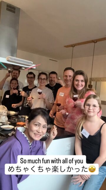 🇬🇧 We rolled hosomaki together.
🇯🇵 みんなで細巻きを巻きました。
🇩🇪 Wir haben gemeinsam Hosomaki gerollt.

🇬🇧 Everyone slowly moved to the center.
🇯🇵 気づいたら、みんな真ん中に。
🇩🇪 Am Ende kamen alle in der Mitte zusammen.

🇬🇧 That moment meant success.
🇯🇵 それが、成功の瞬間。
🇩🇪 Das war der Moment des Erfolgs.

🇬🇧 So much fun with all of you 🤩
🇯🇵 めちゃくちゃ楽しかった🤩
🇩🇪 Es hat riesigen Spaß gemacht 🤩

🇬🇧 Sushi brings people together.
🇯🇵 寿司は、人をつなぐ。
🇩🇪 Sushi verbindet Menschen.

🇬🇧 Thank you for joining my sushi class 🍣
🇯🇵 寿司教室にご参加いただき
ありがとうございました😊
🇩🇪 Vielen Dank für eure Teilnahme 🍣

🇬🇧 Book here ⬇️
🇯🇵 ご予約はこちら⬇️
🇩🇪 Anmeldung hier ⬇️

🔗 https://www.sushi-yoko.ch/kursanmeldung/
📍 @sushi_yoko_com

#sushiclass #hosomaki #sushilover #zurichlife sushiyoko 🍣✨