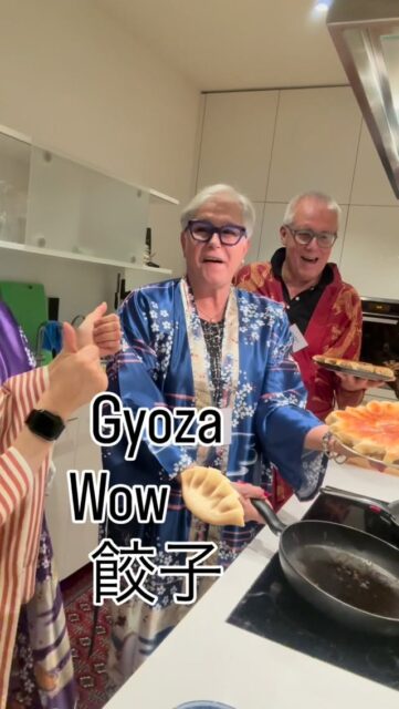 So much fun😍楽しすぎ🥟 How to Flip Crispy-winged Gyoza – 羽根付き餃子の裏返し方 – Wie man Gyoza mit knusprigen Flügeln perfekt wendet
1️⃣ Pour water with flour（小麦粉を溶いた水を注ぐ）→ Wasser mit Mehl über die Gyoza gießen
2️⃣ Cover with a lid and steam（蓋をして蒸し焼き）→ Mit Deckel dämpfen
3️⃣ Remove the lid once the water is gone（水分が飛んだら蓋を外す）→ Deckel abnehmen, wenn das Wasser verdampft ist
4️⃣ Shake the pan gently（やさしくフライパンを揺する）→ Pfanne schütteln – lösen sich die Gyoza?
5️⃣ Place a slightly smaller plate on top and flip!（少し小さめのお皿をのせてひっくり返す！）→ Teller auflegen und umdrehen!
📏 水150mlに対して小さじ1杯の小麦粉で、羽根つき餃子にちょうどいい薄さになります。
1 teaspoon of flour per 150 ml of water gives the perfect thin batter for crispy gyoza wings.
📏 1 TL Mehl auf 150 ml Wasser ergibt die perfekte Konsistenz
✨ Golden crispy wings every time! / カリッと美しい羽根！/ Knusprige goldene Flügel – jedes Mal!
👘 Follow @sushi_yoko_kimono 🍣 and @sushi_yoko_com
💬 Save this post, シェアしてね, und folge für mehr einfache japanische Rezepte!
📌
#gyoza #dumplings #羽根つき餃子 #japanischkochen #japaneserecipes #gyozarecipe
#sushiyoko #sushiyokokimono #sushikurs #japanischessen #レシピ動画 #japanischerezepte
#easyjapanesecooking #餃子レシピ #レシピ保存 #kochenmachtspass #foodreel #kochvideo
#winterthur #zurichfoodie #instarezept #保存必須 #簡単レシピ #gyozaflip #レシピ共有