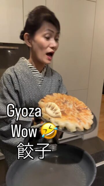 So much fun😍楽しすぎ🥟 How to Flip Crispy-winged Gyoza – 羽根付き餃子の裏返し方 – Wie man Gyoza mit knusprigen Flügeln perfekt wendet
1️⃣ Pour water with flour（小麦粉を溶いた水を注ぐ）→ Wasser mit Mehl über die Gyoza gießen
2️⃣ Cover with a lid and steam（蓋をして蒸し焼き）→ Mit Deckel dämpfen
3️⃣ Remove the lid once the water is gone（水分が飛んだら蓋を外す）→ Deckel abnehmen, wenn das Wasser verdampft ist
4️⃣ Shake the pan gently（やさしくフライパンを揺する）→ Pfanne schütteln – lösen sich die Gyoza?
5️⃣ Place a slightly smaller plate on top and flip!（少し小さめのお皿をのせてひっくり返す！）→ Teller auflegen und umdrehen!
📏 水150mlに対して小さじ1杯の小麦粉で、羽根つき餃子にちょうどいい薄さになります。
1 teaspoon of flour per 150 ml of water gives the perfect thin batter for crispy gyoza wings.
📏 1 TL Mehl auf 150 ml Wasser ergibt die perfekte Konsistenz
✨ Golden crispy wings every time! / カリッと美しい羽根！/ Knusprige goldene Flügel – jedes Mal!
👘 Follow @sushi_yoko_kimono 🍣 and @sushi_yoko_com
💬 Save this post, シェアしてね, und folge für mehr einfache japanische Rezepte!
📌
#gyoza #dumplings #羽根つき餃子 #japanischkochen #japaneserecipes gyozarecipe
sushiyoko sushiyokokimono sushikurs japanischessen レシピ動画 japanischerezepte
easyjapanesecooking 餃子レシピ レシピ保存 kochenmachtspass foodreel kochvideo
winterthur zurichfoodie instarezept 保存必須 簡単レシピ gyozaflip レシピ共有