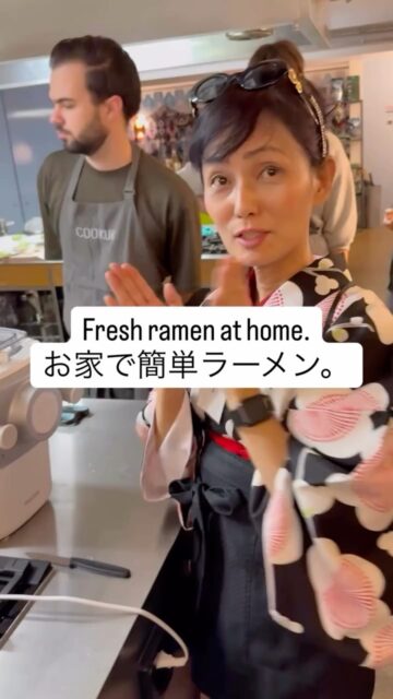 🍜 Fresh ramen at home — setup in just 2 minutes.
🍜 お家で簡単ラーメン。セットはたったの2分。
🍜 Frische Ramen zu Hause – Startklar in nur 2 Minuten.

Philips Ramen Maker – Setup (before cooking)

1️⃣
🇬🇧 Set the flour container.
🇯🇵 粉を入れる部分をセット。
🇩🇪 Mehlbehälter einsetzen.

2️⃣
🇬🇧 Attach the mixing rod.
🇯🇵 混ぜる棒をセット。
🇩🇪 Rührstab einsetzen.

3️⃣
🇬🇧 Lift the rod and guide it through the hole.
🇯🇵 棒を持ち上げながら穴に通す。
🇩🇪 Stab anheben und durch die Öffnung führen.

4️⃣
🇬🇧 Insert the round adapter for ramen.
🇯🇵 ラーメン用の丸いアダプターを差し込む。
🇩🇪 Runden Adapter für Ramen einsetzen.

5️⃣
🇬🇧 Close the outer lid and turn the two screws to the right.
🇯🇵 外側の蓋をはめ、2つのスクリューを右に回す。
🇩🇪 Äußeren Deckel schließen und beide Schrauben nach rechts drehen.

6️⃣
🇬🇧 Insert and close the top lid.
🇯🇵 蓋を差し込みながら閉める。
🇩🇪 Oberen Deckel einsetzen und schließen.

7️⃣
🇬🇧 Store the other adapters in the case.
🇯🇵 他のアダプターをケースに収納。
🇩🇪 Andere Aufsätze im Gehäuse verstauen.

#ramenathome #homemaderamen #philipsramenmaker #noodlelovers #japanesecooking

🇬🇧 You can learn how to make ramen in Sushi Yoko’s ramen class.
🇯🇵 ラーメンの作り方は、寿司陽子のラーメン教室で学べます。
🇩🇪 Wie man Ramen zubereitet, lernen Sie im Ramen-Kurs von Sushi Yoko.

@cookuk_kochatelier
@sushi_yoko_com