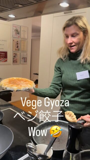 Vege Gyoza 🥟 ベジ餃子も🤣
Black Friday  voucher 20 % off 😊
Code BF2025 @sushi_yoko_com 
How to Flip Crispy-winged Gyoza – 羽根付き餃子の裏返し方 – Wie man Gyoza mit knusprigen Flügeln perfekt wendet
1️⃣ Pour water with flour（小麦粉を溶いた水を注ぐ）→ Wasser mit Mehl über die Gyoza gießen
2️⃣ Cover with a lid and steam（蓋をして蒸し焼き）→ Mit Deckel dämpfen
3️⃣ Remove the lid once the water is gone（水分が飛んだら蓋を外す）→ Deckel abnehmen, wenn das Wasser verdampft ist
4️⃣ Shake the pan gently（やさしくフライパンを揺する）→ Pfanne schütteln – lösen sich die Gyoza?
5️⃣ Place a slightly smaller plate on top and flip!（少し小さめのお皿をのせてひっくり返す！）→ Teller auflegen und umdrehen!
📏 水150mlに対して小さじ1杯の小麦粉で、羽根つき餃子にちょうどいい薄さになります。
1 teaspoon of flour per 150 ml of water gives the perfect thin batter for crispy gyoza wings.
📏 1 TL Mehl auf 150 ml Wasser ergibt die perfekte Konsistenz
✨ Golden crispy wings every time! / カリッと美しい羽根！/ Knusprige goldene Flügel – jedes Mal!
👘 Follow @sushi_yoko_kimono 🍣 and @sushi_yoko_com
💬 Save this post, シェアしてね, und folge für mehr einfache japanische Rezepte!
📌
#gyoza #dumplings #羽根つき餃子 #japanischkochen #japaneserecipes #gyozarecipe
#sushiyoko #sushiyokokimono #sushikurs #japanischessen #レシピ動画 #japanischerezepte
#easyjapanesecooking #餃子レシピ #レシピ保存 #kochenmachtspass #foodreel #kochvideo
#winterthur #zurichfoodie #instarezept #保存必須 #簡単レシピ #gyozaflip #レシピ共有