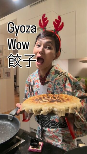 🇺🇸 How much water and flour do you need when steaming? Save this post!
🇩🇪 Wie viel Wasser und Mehl braucht man beim Dämpfen? Beitrag speichern!
🇯🇵 スチームするときの水分と小麦粉の量は？保存してね✨
🇺🇸 Flour creates those beautiful crispy wings around gyoza.
🇩🇪 Mehl sorgt für die wunderschönen knusprigen „Flügel“.
🇯🇵 小麦粉が綺麗な“羽根”を作ります✨
1️⃣
🇺🇸 Pour water mixed with flour.
🇩🇪 Wasser mit Mehl über die Gyoza gießen.
🇯🇵 小麦粉を溶いた水を注ぐ。
2️⃣
🇺🇸 Cover with a lid and steam.
🇩🇪 Mit Deckel dämpfen.
🇯🇵 蓋をして蒸し焼きにする。
3️⃣
🇺🇸 Remove the lid once the water has evaporated.
🇩🇪 Deckel abnehmen, wenn das Wasser verdampft ist.
🇯🇵 水分が飛んだら蓋を外す。
4️⃣
🇺🇸 Shake the pan gently to loosen the gyoza.
🇩🇪 Pfanne sanft schütteln – lösen sich die Gyoza?
🇯🇵 やさしくフライパンを揺すって餃子が外れるか確認。
5️⃣
🇺🇸 Place a slightly smaller plate on top and flip!
🇩🇪 Einen etwas kleineren Teller auflegen und umdrehen!
🇯🇵 少し小さめのお皿をのせてそのままひっくり返す！
📏
🇺🇸 1 teaspoon of flour per 150 ml water gives the perfect crispy gyoza wings.
🇩🇪 1 TL Mehl auf 150 ml Wasser ergibt die perfekte Konsistenz für knusprige Flügel.
🇯🇵 水150mlに対して小さじ1杯の小麦粉が、羽根つき餃子に最適な薄さです。
✨
🇺🇸 Golden crispy wings every time!
🇩🇪 Knusprige goldene Flügel – jedes Mal!
🇯🇵 毎回カリッと美しい羽根に！
👘 Follow: @sushi_yoko_kimono & @sushi_yoko_com
💬 Save / Teilen / シェアしてね
📌
#gyoza #dumplings #羽根つき餃子 #japanischkochen #japaneserecipes #gyozarecipe
#sushiyoko #sushiyokokimono #sushikurs #japanischessen #レシピ動画 #japanischerezepte
#easyjapanesecooking #餃子レシピ #レシピ保存 #kochenmachtspass #foodreel #kochvideo
#winterthur #zurichfoodie #instarezept #保存必須 #簡単レシピ #gyozaflip #レシピ共有