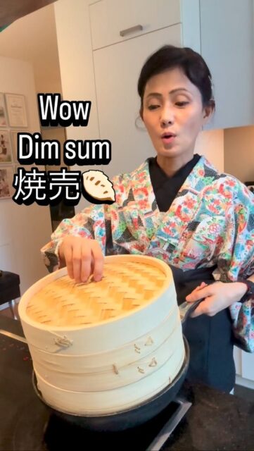🇬🇧 How to steam juicy shumai 👇
🇩🇪 So dämpfst du Shumai richtig 👇
🇯🇵 焼売の蒸し方、これだけ👇

🇬🇧 Start on high heat, and once it comes to a boil, cook for 1 minute.
🇩🇪 Bei starker Hitze starten und nach dem Aufkochen 1 Minute kochen.
🇯🇵 強火でスタートして、沸騰したら1分。

🇬🇧 Then steam on medium heat for 5–6 minutes.
🇩🇪 Danach 5–6 Minuten bei mittlerer Hitze dämpfen.
🇯🇵 そのあと中火で5〜6分、蒸す。

🇬🇧 That’s it. Simple and foolproof.
🇩🇪 Mehr braucht es nicht. Einfach und sicher.
🇯🇵 それだけ。失敗しません。

🇬🇧 Juicy, light, and full of flavor.
🇩🇪 Saftig, leicht und voller Geschmack.
🇯🇵 ふっくらジューシーに仕上がります。

🇬🇧 This is a tip from our Zurich cooking class.
🇩🇪 Dieser Tipp stammt aus unserem Kochkurs in Zürich.
🇯🇵 チューリッヒのクラスでお伝えしているコツです。

🇬🇧 Book via Instagram: @sushi_yoko_com
🇩🇪 Buchung über Instagram: @sushi_yoko_com
🇯🇵 ご予約はInstagramから：@sushi_yoko_com

#shumai #japanesecooking #cookingclass #sushiyoko #zurichfoodie