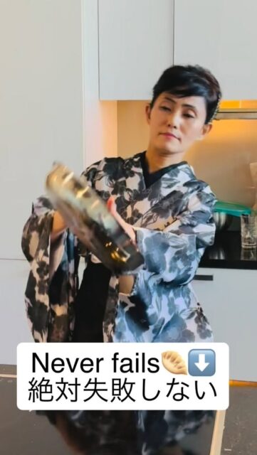 🇬🇧 Flip only after the water is completely gone.
🇯🇵 水分が完全に飛いてから返す。
🇩🇪 Erst wenden, wenn das Wasser ganz verdampft ist.🇬🇧 Never fails.
🇯🇵 絶対失敗しない。
🇩🇪 Funktioniert immer.So much fun 😍 楽しすぎ！
How to Flip Crispy-winged Gyoza｜羽根付き餃子の裏返し方｜Gyoza perfekt wenden1️⃣
🇬🇧 Pour water with flour
🇯🇵 小麦粉を溶いた水を注ぐ
🇩🇪 Wasser mit Mehl über die Gyoza gießen2️⃣
🇬🇧 Cover with a lid and steam
🇯🇵 蓋をして蒸し焼き
🇩🇪 Mit Deckel dämpfen3️⃣
🇬🇧 Remove the lid when water is gone
🇯🇵 水分が完全に飛いたら蓋を外す
🇩🇪 Deckel abnehmen, wenn das Wasser verdampft ist4️⃣
🇬🇧 Shake the pan gently
🇯🇵 フライパンをやさしく揺する
🇩🇪 Pfanne leicht schütteln5️⃣
🇬🇧 Plate on & flip!
🇯🇵 少し小さめのお皿で一気に！
🇩🇪 Teller auflegen und umdrehen!⸻📏
🇬🇧 150 ml water + 1 tsp flour
🇯🇵 水150ml＋小さじ1杯の小麦粉
🇩🇪 150 ml Wasser + 1 TL Mehl✨ Golden crispy wings, every time!👘 Follow @sushi_yoko_kimono
🍣 @sushi_yoko_com💾 Save this post / 保存してね / Speichern nicht vergessen!#gyoza #羽根つき餃子 #japaneserecipes #foodreel #zurichfoodie